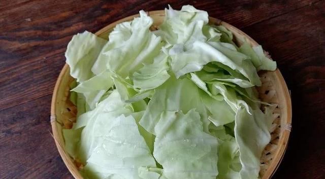  吃法|这才是包菜最过瘾的吃法，咸香美味，儿子总吵着要吃，太香了