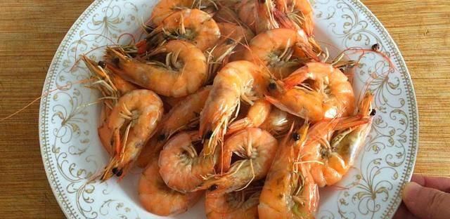  试试|大虾不要油焖和清蒸了，试试新做法，太香太下饭了，一定要收藏