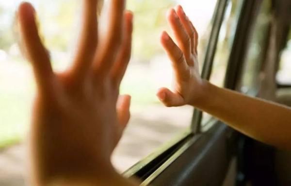  家长|1岁孩子高温天被锁车内，妈妈拒砸窗？家长千万别大意