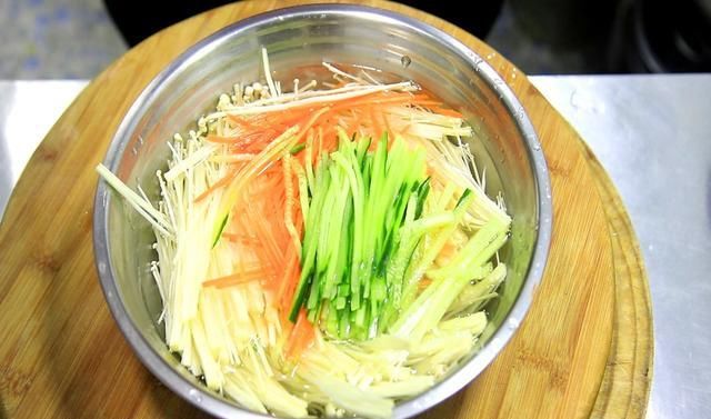  金针菇|金针菇加鸡蛋没想到这么好吃！鲜香十足下酒下饭，难怪家人都喜欢