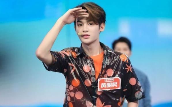 黄明昊|黄明昊成《快本》常驻,想复刻王一博的成功,还有很长路要走