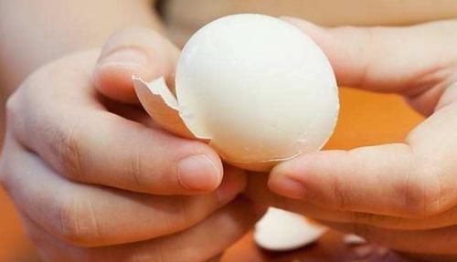 蛋壳|煮鸡蛋,最忌直接用清水煮!多加2种调料,又香又嫩,蛋壳更好剥