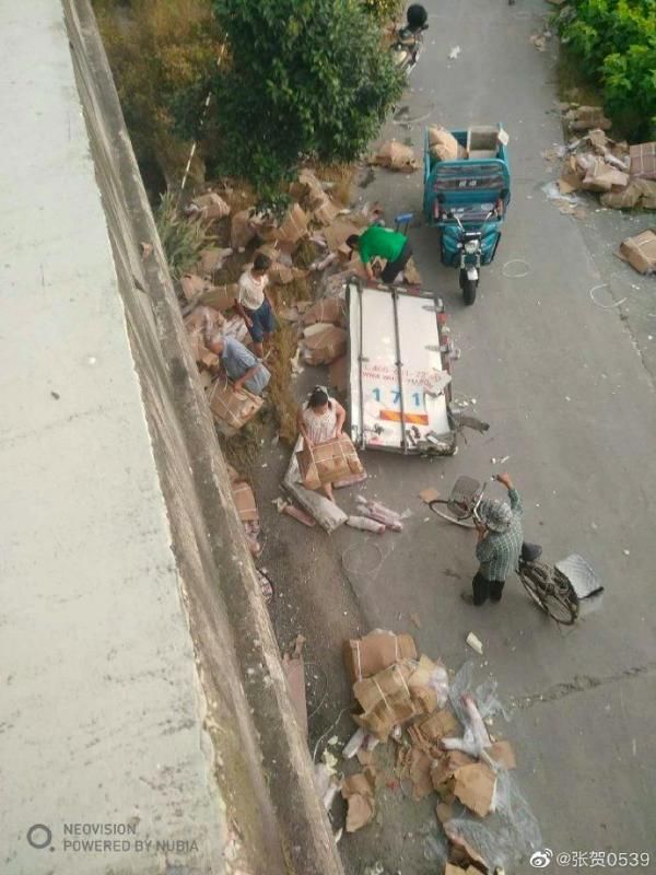  哄抢|损失30万元！7吨猪肉遭哄抢，还有人顺走了车门......