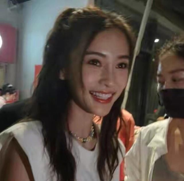  人气|蔡徐坤《快本》生图，梳背头造型成熟，同期嘉宾还有高人气女明星