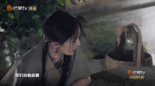  私下|《密室2》邓伦做危险项目，杨幂同句话连说3次，私下关系不言而喻