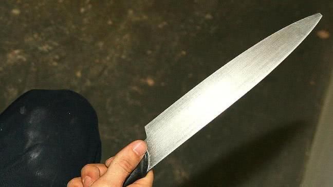  父亲|父亲遭人殴打，19岁男孩为保护父亲被人疯狂捅刺，血流满地