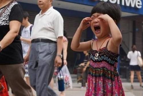  差点|女孩在商场与父母走散，再见时已大变模样，爸妈看到时差点认不出