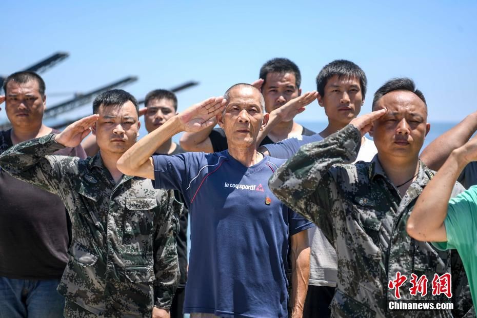 大堤|湖南大通湖防洪大堤上的退伍老兵：入水巡查排险