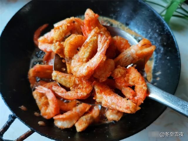 把大虾|别只会水煮大虾，教你这个做法，味道特别香，吃的虾壳都不剩