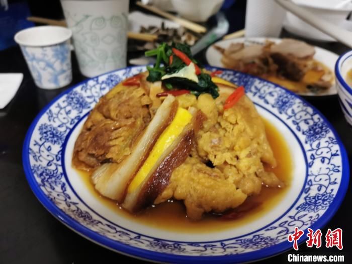 窑洞|窑洞里吃“老席” 菜品丰富如过大年