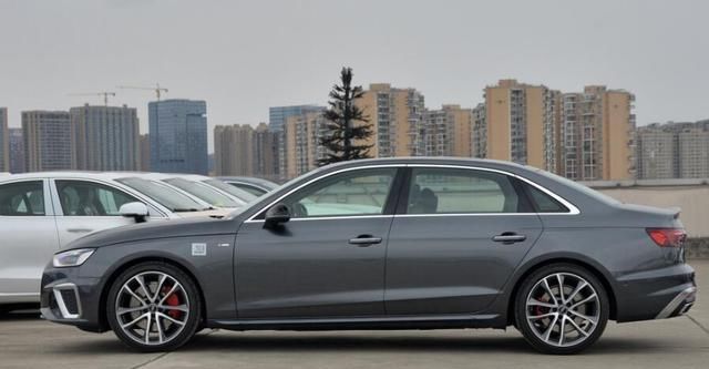 观望|老百姓最宠幸的豪车，奥迪A4L直降6W，完胜3系，观望的可以入手了