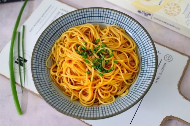  忌出|凉面想要好吃，最忌出锅就拌，多加一步，面不粘不坨，劲道又入味