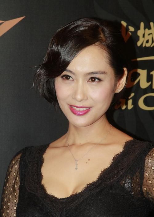  条连衣裙|朱茵身材真丰满，身穿黑色蕾丝包臀裙性感优雅，48岁依旧风情万种