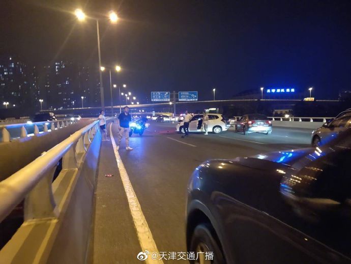  送医|天津 发生三车事故，有人受伤被送医