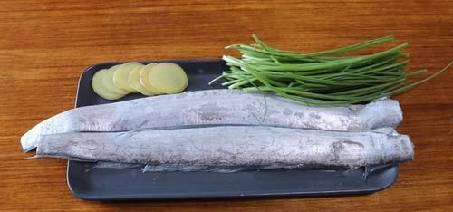  喝啤酒|夏天喝啤酒，试试这道香烤带鱼，鱼肉鲜嫩，比红烧带鱼做法简单