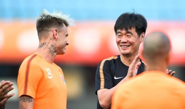 风口浪尖|李霄鹏遭球迷举报+鲁能爆出人心不和?网友:恒大笑了、大鱼的错