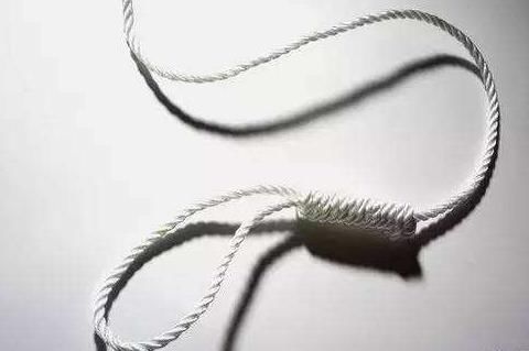  邻居家|女子从邻居家窗户旁经过时，意外看到10岁女孩悬挂着的尸体