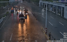  车门|惊心动魄！车正在走着，他拉开车门跳了上去…