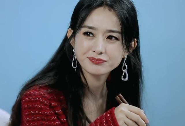  整块|赵丽颖不会吃螺蛳粉，挑出后整块塞到嘴里，幸亏王一博及时提醒她