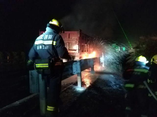  自燃|遂昌一货车轮胎起火，夏季当心汽车自燃 ！
