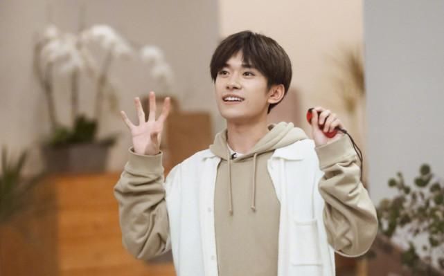  代言|双标现场？易烊千玺官宣手游代言后，网友却扒出粉丝迷惑发言