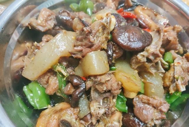 土鸡|土鸡新做法,啤酒鸡,你吃过吗?比啤酒鸭更香,更有嚼劲哟