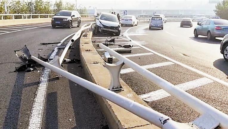  新区东收费|情况非常危险！一司机操作不当在高速大港枢纽匝道撞上道路护栏......