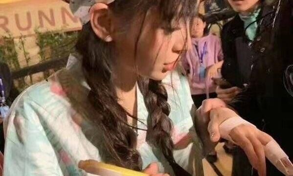 签名|录跑男时baby手受伤，粉丝找她签名，她4字回应，网友：这都行？
