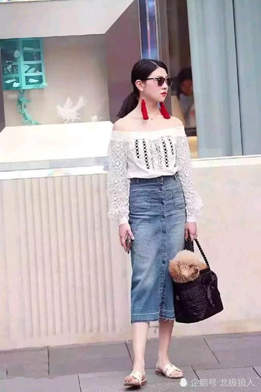  让自己的美丽简单而|清凉时尚的小姐姐，休闲凉鞋秀出动人身姿，让美丽简单而不平凡