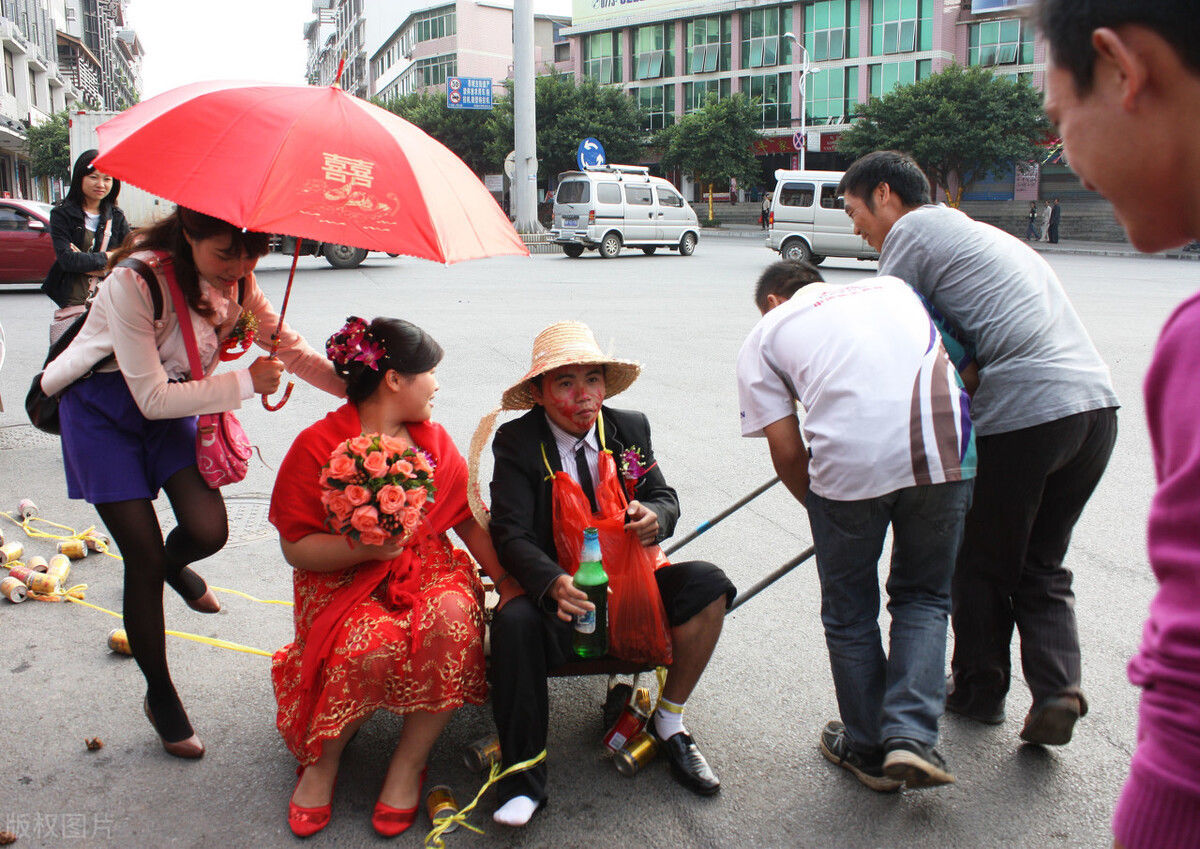 练家子|婚闹者强按新娘磕头，哪知新娘是个“练家子”，结果惨了