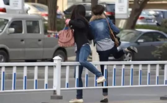 生命|小心！翻越栏杆一小步，丢失生命一大步