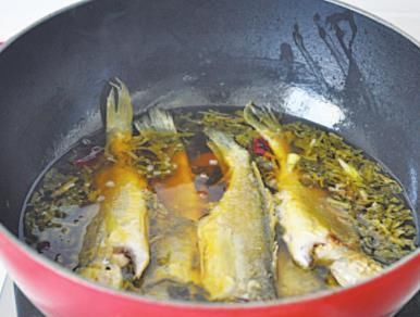 试试看|用这种菜烧小黄鱼,鱼肉嫩滑,酸爽开胃,比红烧的还好吃,试试看