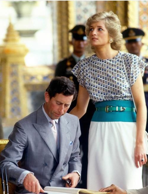  查尔斯|查尔斯对戴安娜感到不耐烦，拥抱时表情恶狠狠，戴妃紧绷不敢喘气