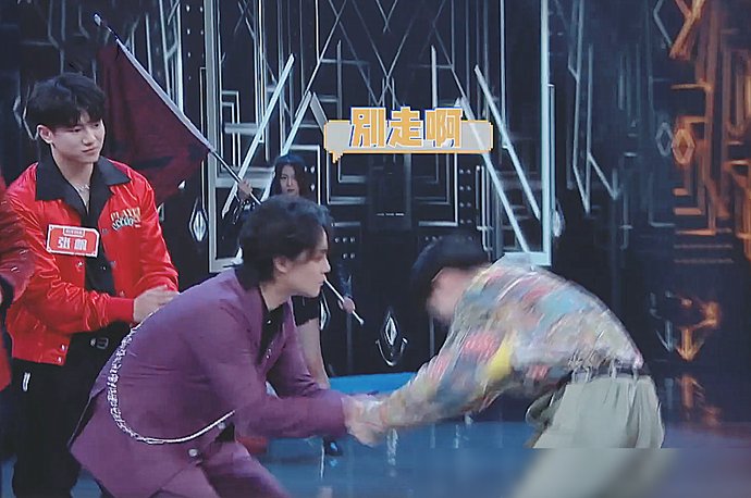  周震南|尹正周震南竟公开斗舞？看到二人的动作，我没看错吧