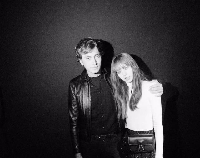 小哥|Lisa心头好牵手18岁男神小哥，人间芭比遗憾落选，粉丝哭了