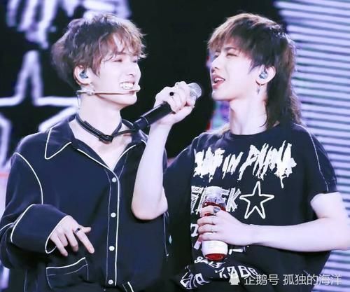 们两|蔡徐坤朱正廷重逢时,谁听到JonyJ说了啥只有大厂女孩才懂