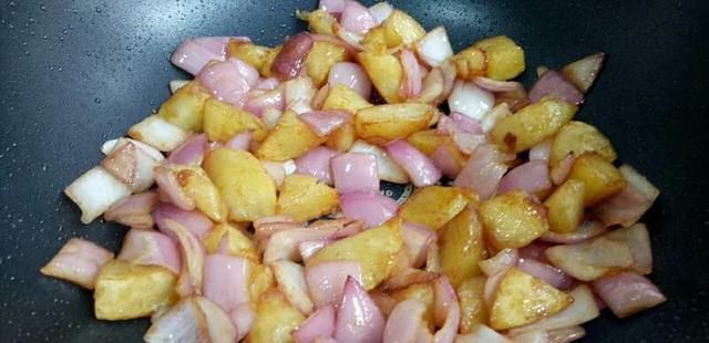  下饭|一个土豆，一个洋葱，吃出妈妈的味道，又香又下饭，真解馋