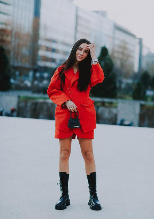  造型|杨颖好懂色彩搭配，黑白装简约低调，配个红色小包气质瞬间变高级