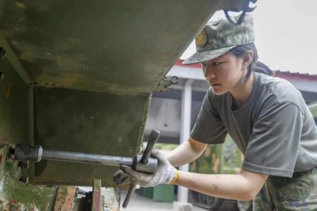 装甲驾驶特级女兵！网友：实力圈粉！