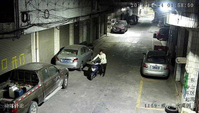 走街串巷|男子凌晨走街串巷 偷电动车当废品卖