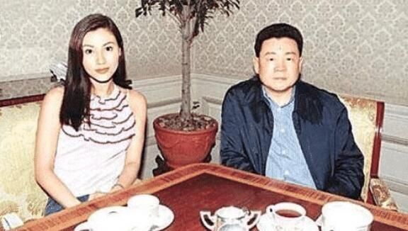  捕手|李嘉欣年轻时有多美？初中已是千里挑一，怪不得能成“富豪捕手”