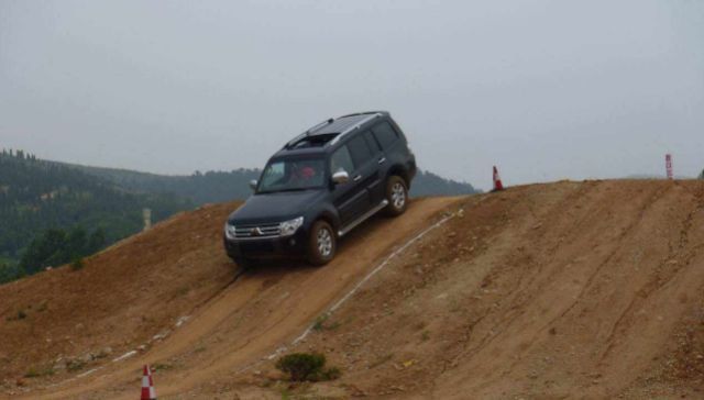  下坡|自动挡下坡，挂D挡踩刹车是错误操作，高手都是这么做