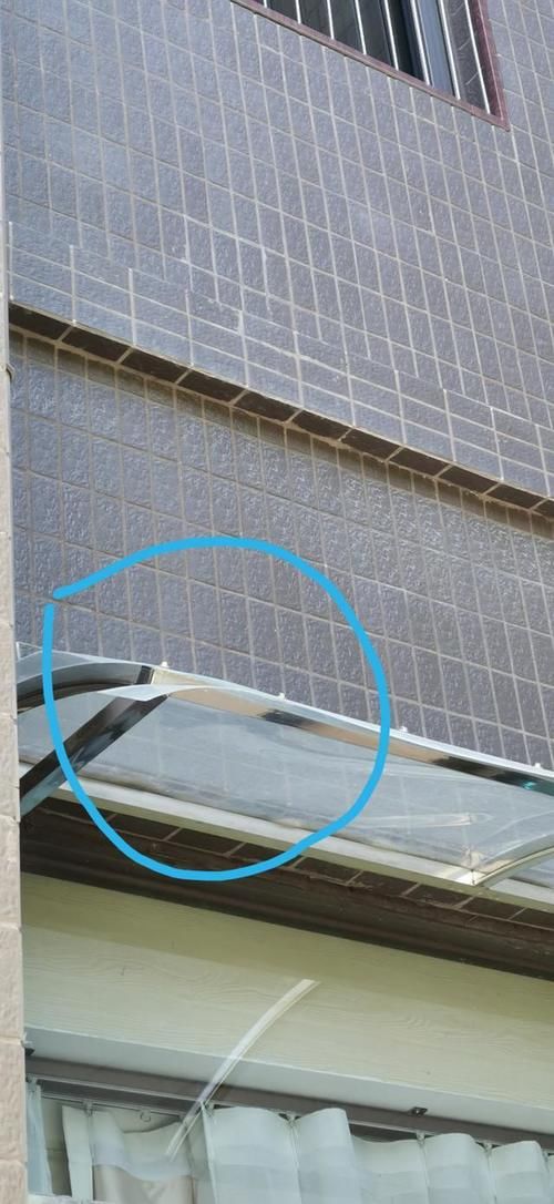 挥手|妈妈挥手4次叫宝宝偷捡手机,是偷,还只是捡,网友吵翻