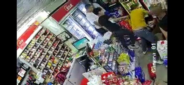 小哥|深圳一外卖小哥与醉酒男子擦肩而过引发口角后被围殴，5人被刑拘