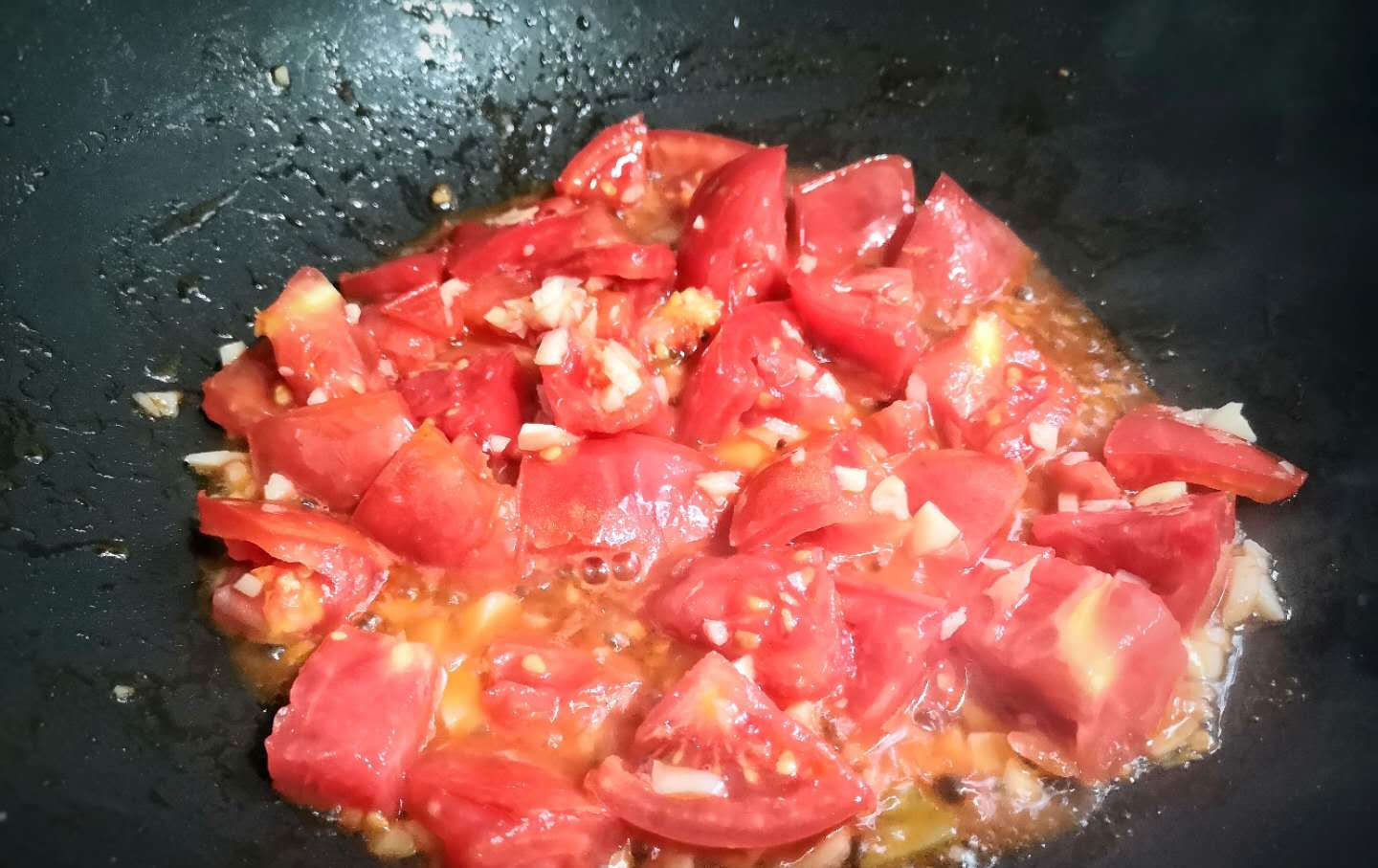  西红柿炒豆|8月不吃肉，也要给孩子吃它，3元一斤，蛋白质含量极高，比肉还香