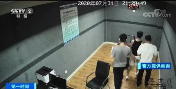 调查|遇到扫码就躲！他还把存款、车、店全放女友名下，警察调查发现...