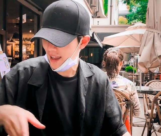  顶流|肖战带火咖啡店，老板感叹来了数百位明星才感受到顶流，拉花师却要疯了