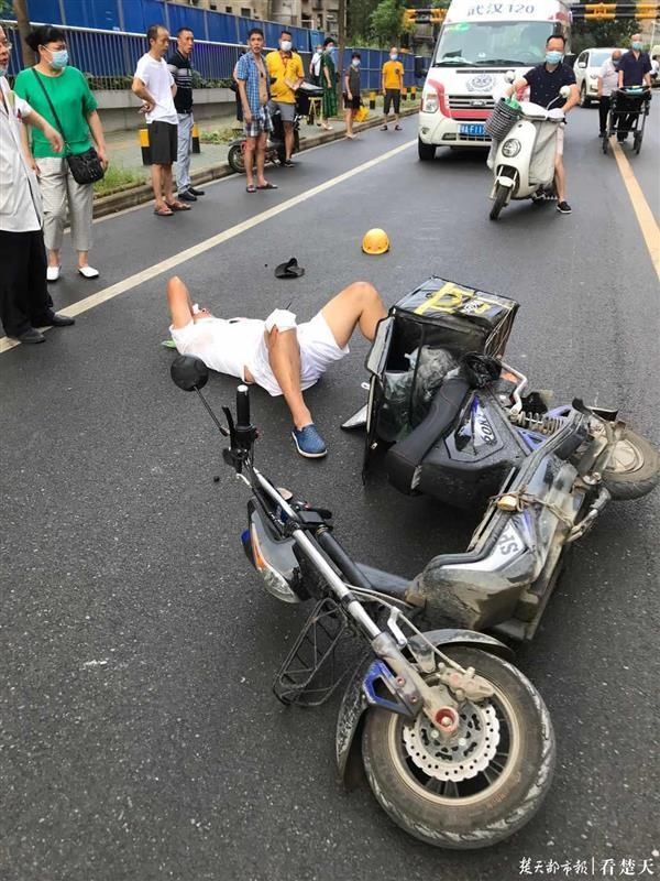  电动车|前方电动车掉头，外卖骑手急刹车避让摔伤