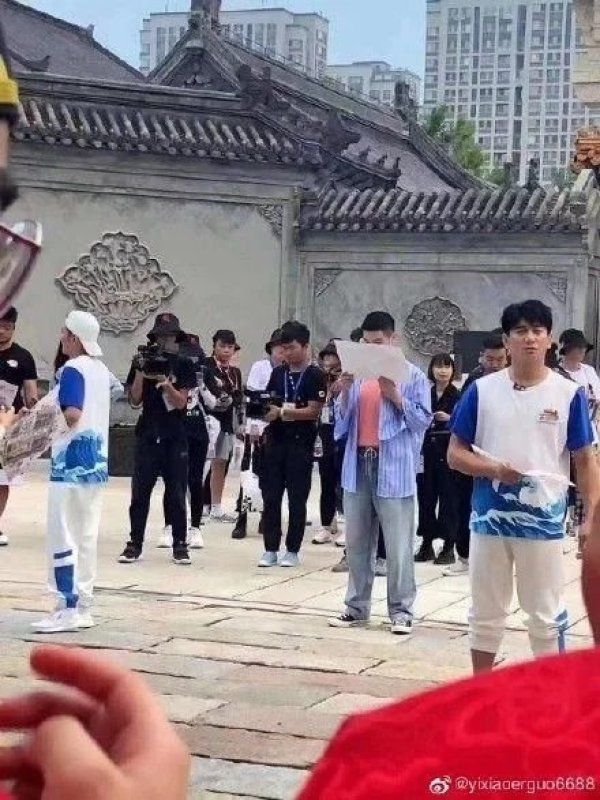  元气|元气满满的哥哥今天在青岛即墨古城录制！杨洋陈学冬超帅