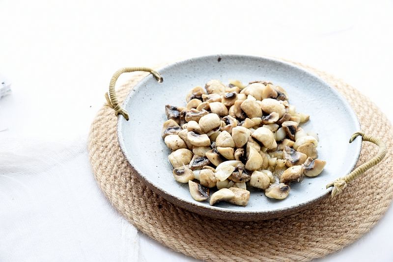  天气|天气热时，吃肉不如吃它，五分钟炒一盘，又鲜又香，天天吃也不腻